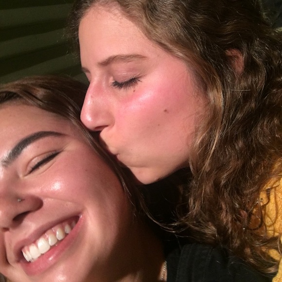 Meet your Posher, Kendall - Picture 2 of 5